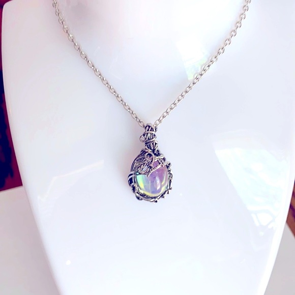 Jewelry - A silver necklace with pendant